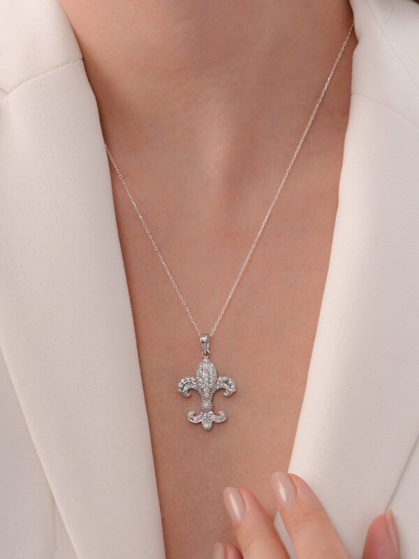 925 Ayar Gümüş Zirkon Taşlı Fleur-de-Lis (Zambak) Kolye – El Yapımı