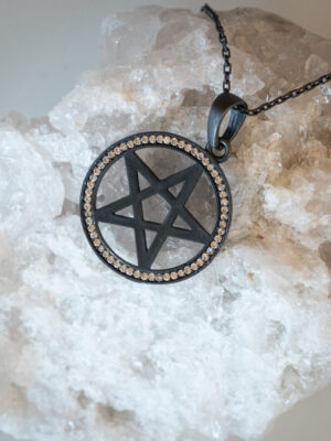 925 Ayar Gümüş Siyah Rodajlı Zirkon Taşlı Pentagram Kolye – El Yapımı